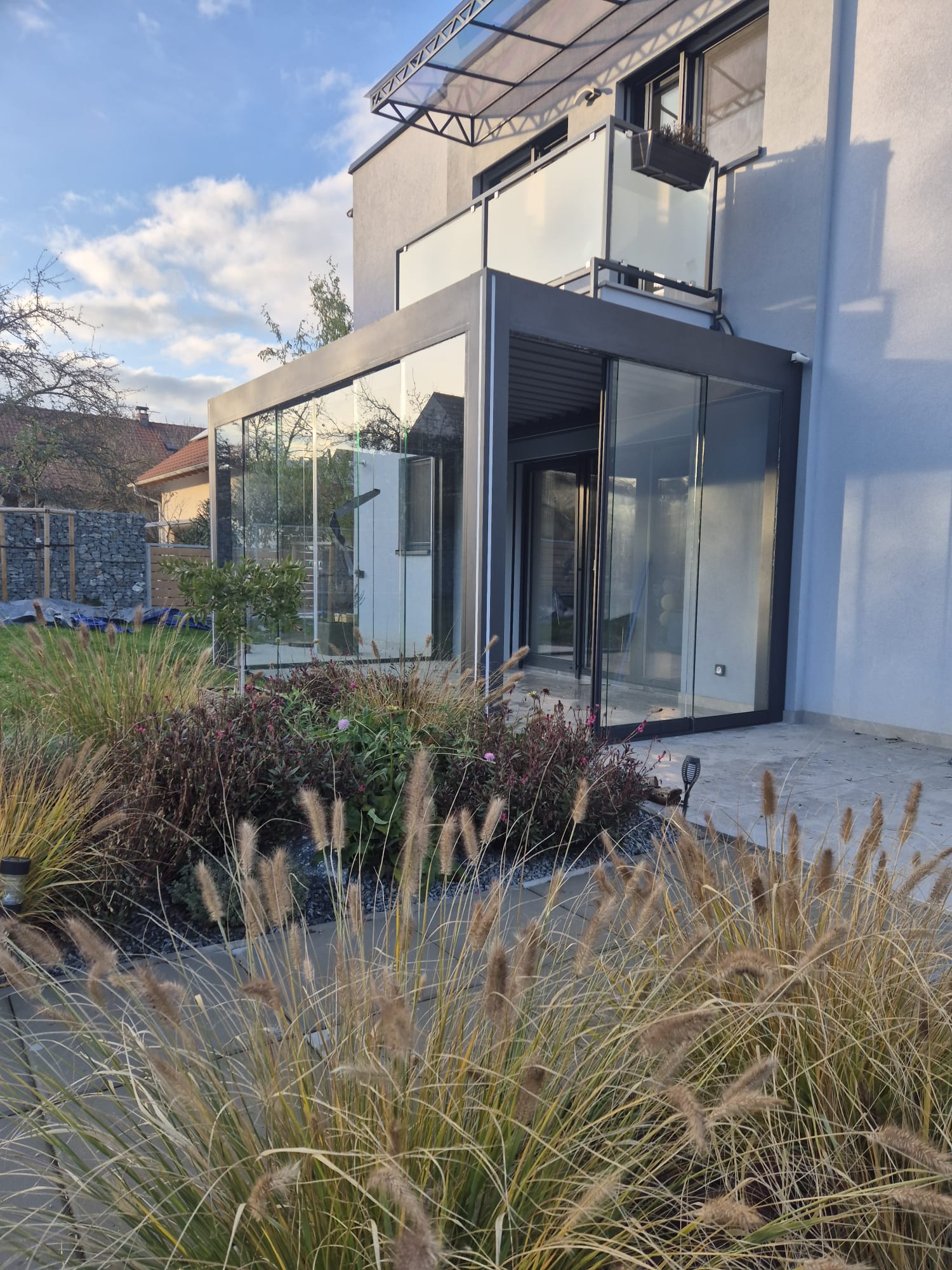 Hliníkový portál propojující dům se zahradou